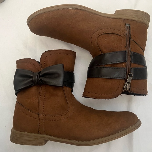 Ugg Joanie bow ankle boot for kids in cognac and dark brown. Size 3 - Picture 4 of 11
